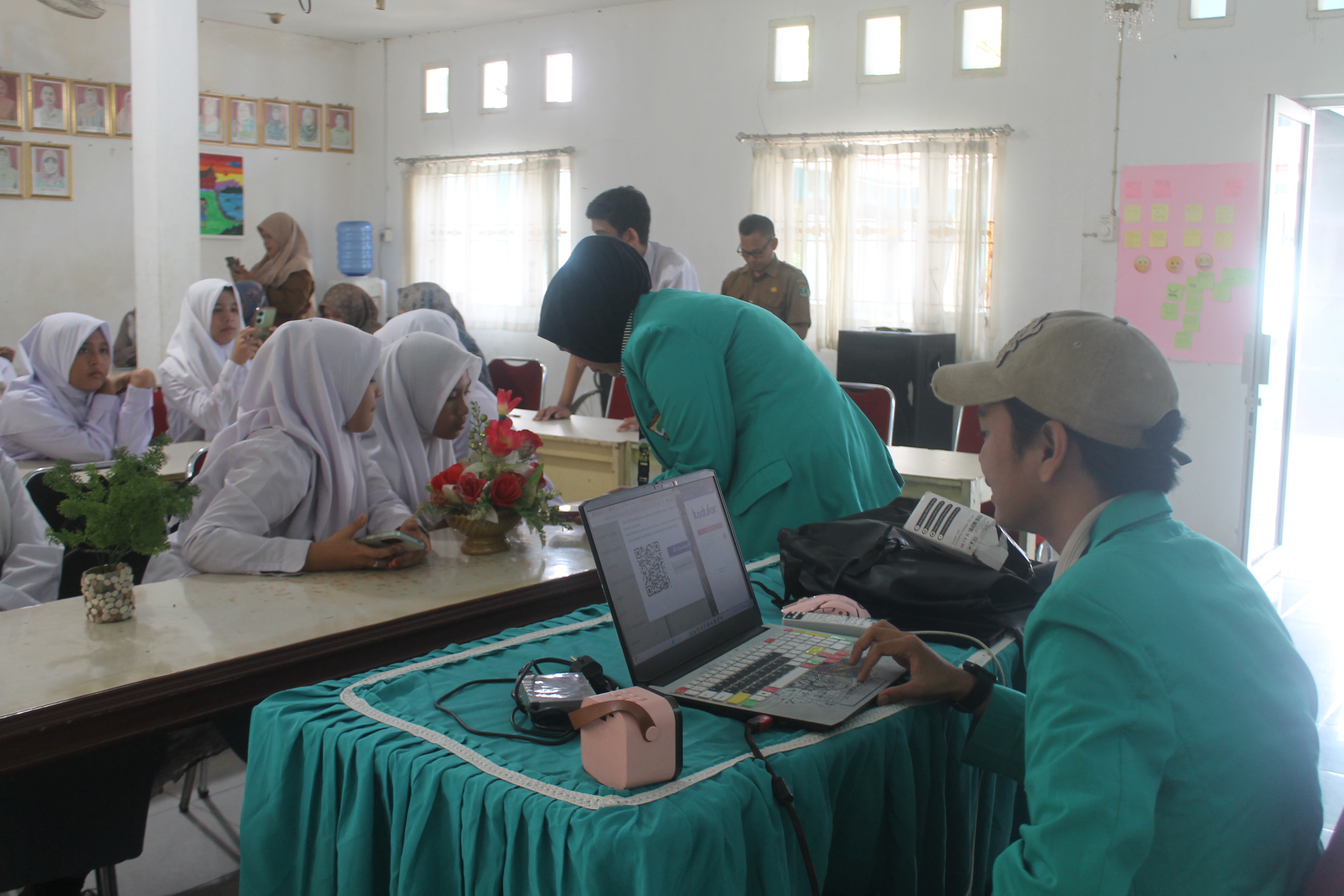 Galeri Kolaborasi Program Studi Sistem Informasi dan Ilmu Komunikasi Universitas Dharma Andalas Hadirkan SoBat untuk Mendukung Pembelajaran Inklusif di SLB Negeri 1 Padang