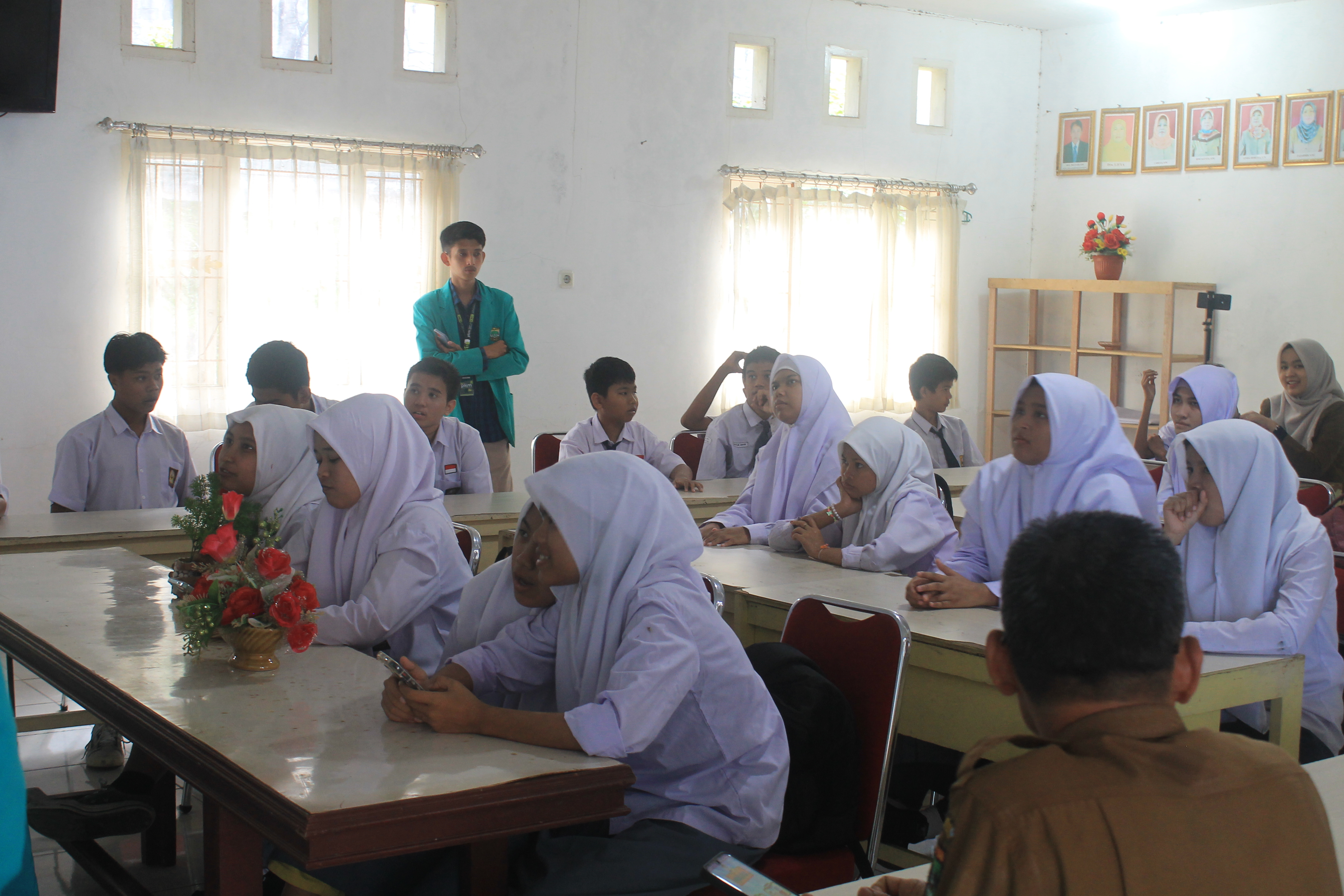 Galeri Kolaborasi Program Studi Sistem Informasi dan Ilmu Komunikasi Universitas Dharma Andalas Hadirkan SoBat untuk Mendukung Pembelajaran Inklusif di SLB Negeri 1 Padang